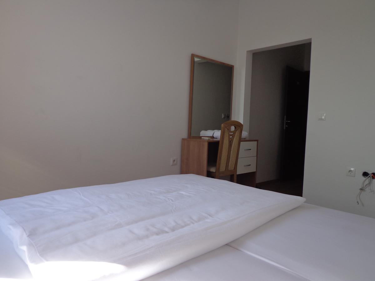 Hotel Rio Приштина Экстерьер фото